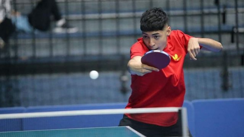 El joven deportista Vicente Vidal destaca en el Segundo Nacional Paralímpico de Tenis de Mesa en Santiago